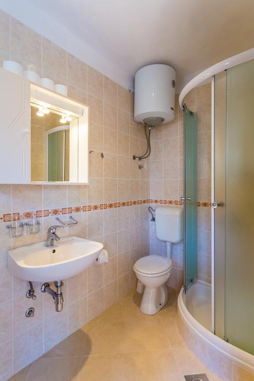 Apartments Slavica ポメナ エクステリア 写真