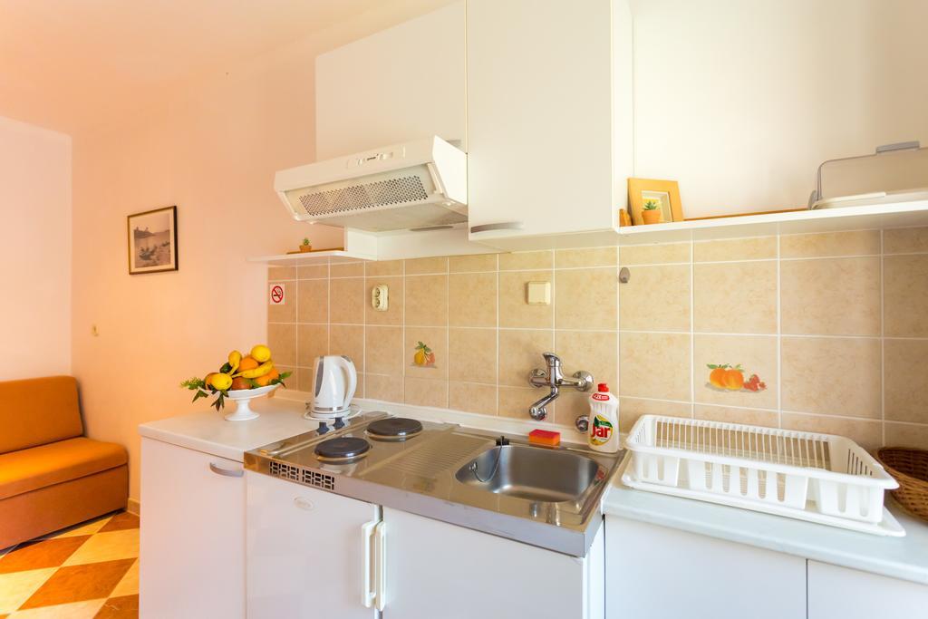Apartments Slavica ポメナ エクステリア 写真