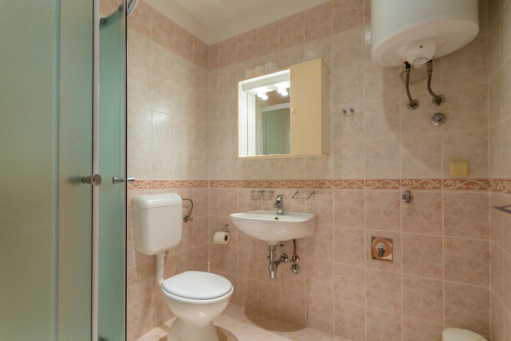 Apartments Slavica ポメナ エクステリア 写真