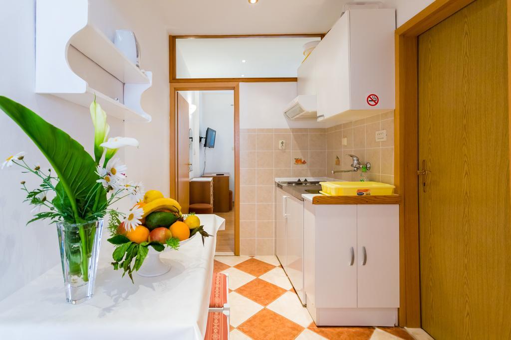 Apartments Slavica ポメナ エクステリア 写真