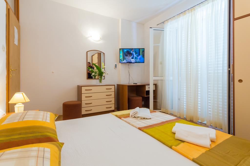 Apartments Slavica ポメナ エクステリア 写真