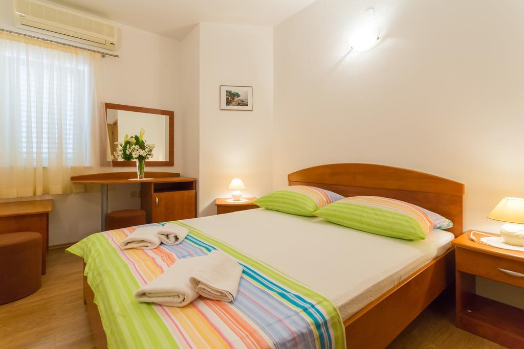 Apartments Slavica ポメナ エクステリア 写真