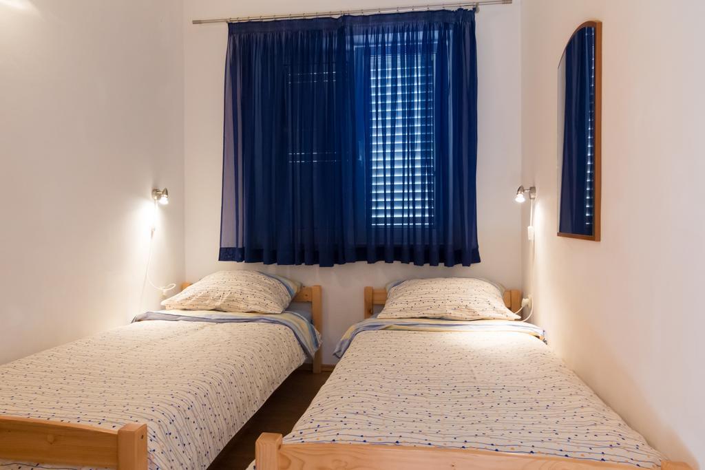 Apartments Slavica ポメナ エクステリア 写真