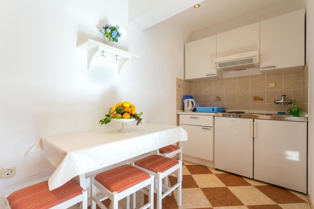 Apartments Slavica ポメナ エクステリア 写真