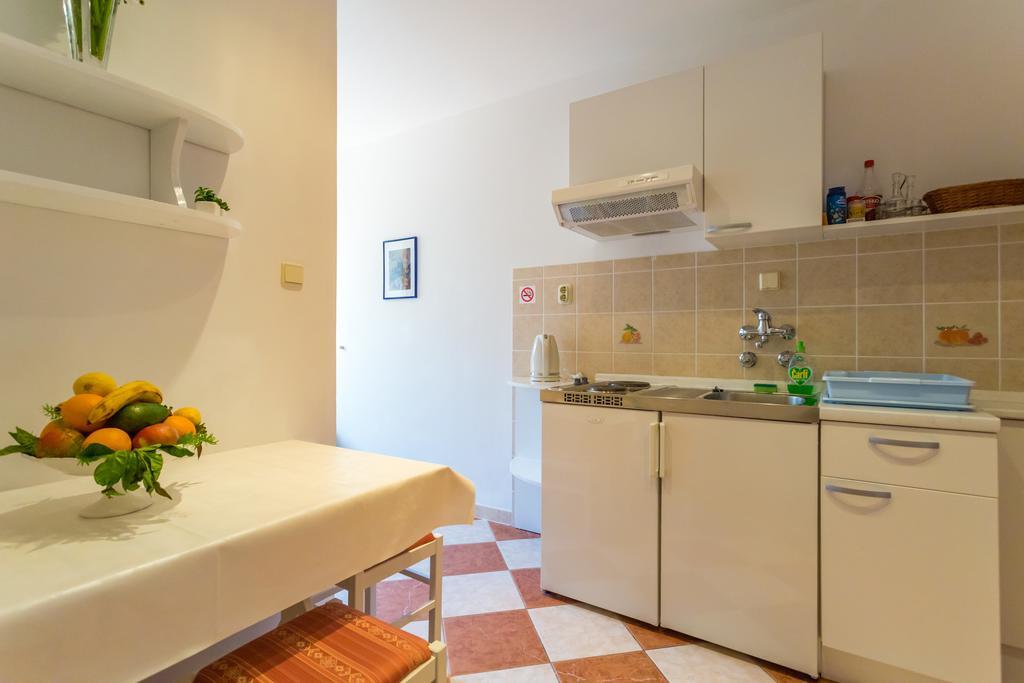 Apartments Slavica ポメナ エクステリア 写真
