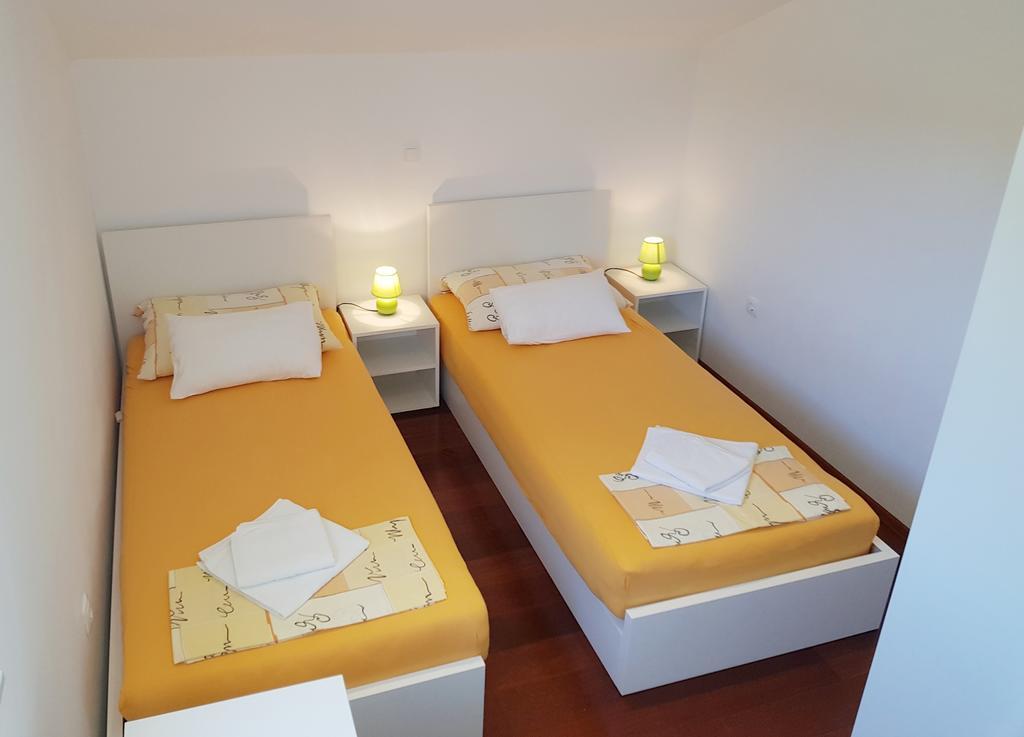Apartments Slavica ポメナ エクステリア 写真